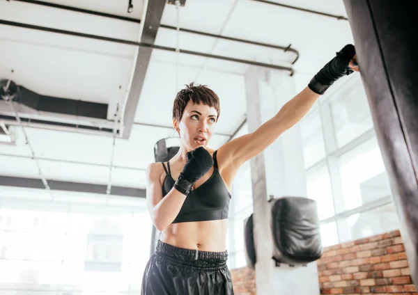 Боец боевого искусства в спортивной одежде улучшает координацию рук и глаз — стоковое фото