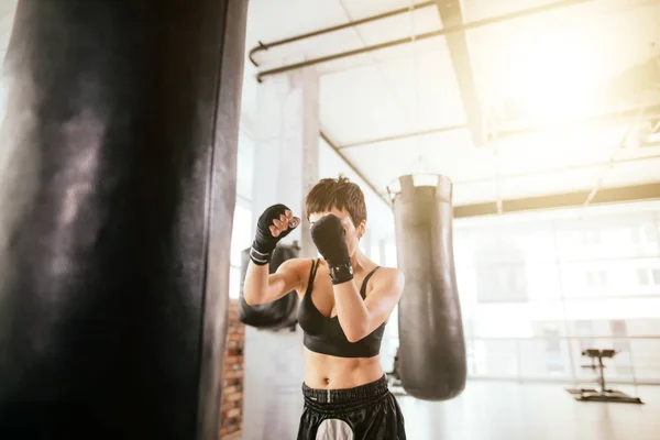 Sportswoman 체육관에 붕대와 그녀의 얼굴에 닫는의 이미지 — 스톡 사진