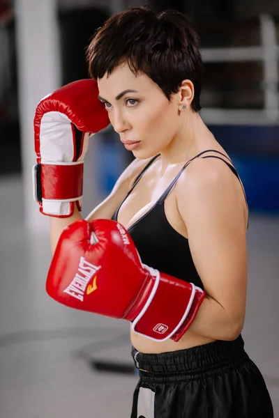 Boks eldivenleri poz kendine güvenen güzel kadın kick boks portresi. — Stok fotoğraf