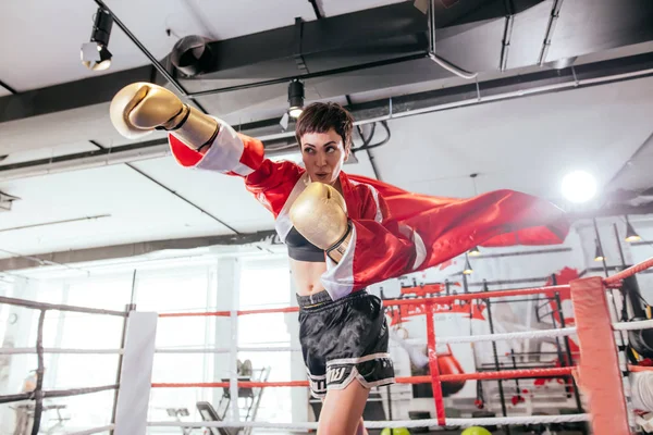Muay Taylandlı boksör isabet rakip ağır bir darbe — Stok fotoğraf