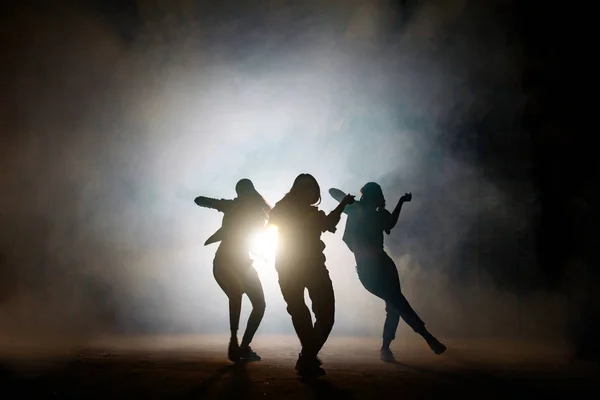 Gruppe junger Tänzerinnen nachts auf der Straße — Stockfoto