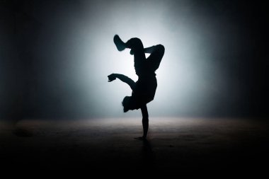 b-boy performans gösteren tekme yhe karanlık sokakta