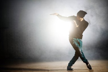 adam hisler ve duygular hareketi ile ifade