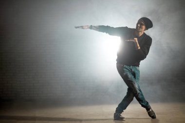 doğaçlama dans kavramı. uzanmış kolları ile dans