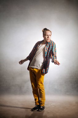 at kuyruğu atlama ile yakışıklı adam atlamak ip ip olmadan sokakta