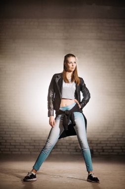 yan görünümü atış kalça üzerine elini koyarak uzun kızıl saçlı kadın