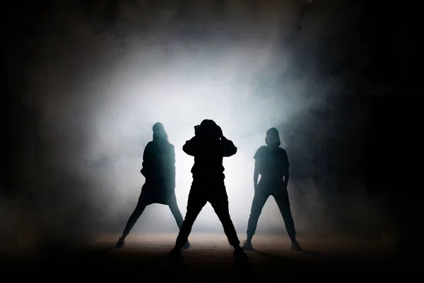 Retrato de la cantante con sus bailarinas sobre el fondo negro — Foto de Stock