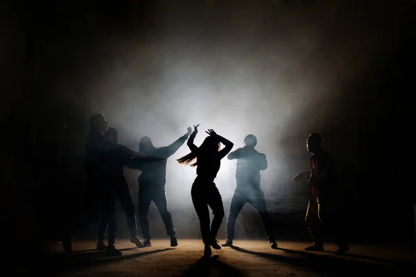 Adolescentes haciendo bailes movimientos aislados en el fondo negro —  Fotos de Stock