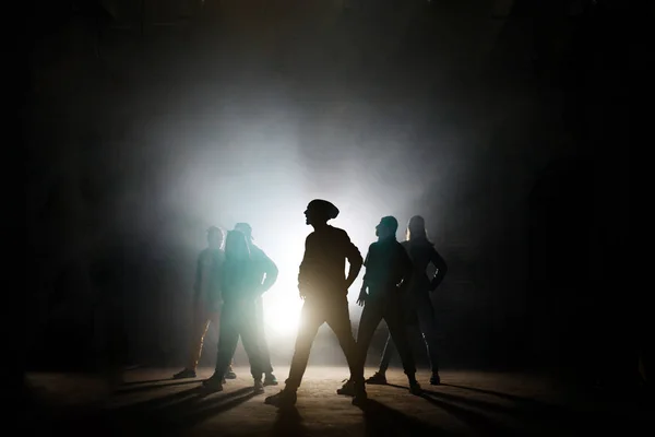 Figuren einer Gruppe von Tänzern, die eine Seite mit dem Solisten betrachten — Stockfoto