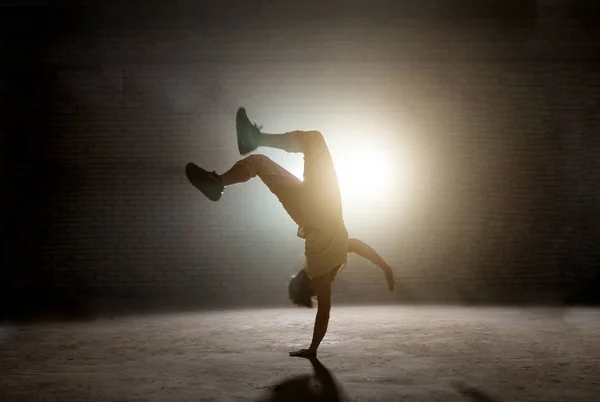 B-boy está dançando break dance e fazendo downrock — Fotografia de Stock