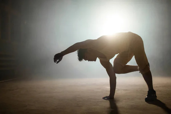 地面に揺動床を行うに行くダンサーのクローズ アップ写真 — ストック写真