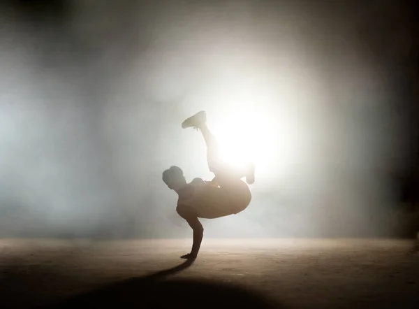 Conceito de stand on arm in break dance — Fotografia de Stock