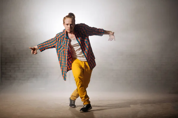 Gember jongen zijn dansende talent tonen aan mensen — Stockfoto