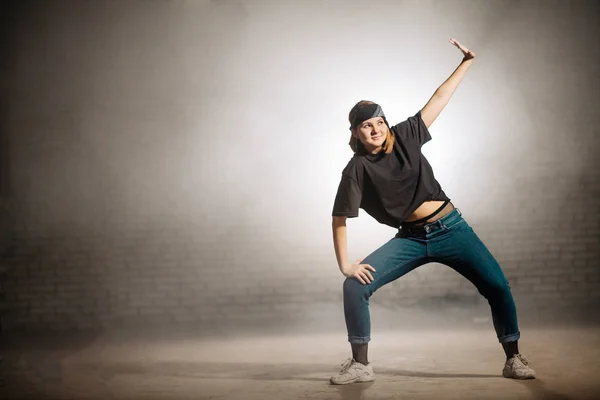 Adolescente chica saludo amigos mientras bailando en la calle — Foto de Stock