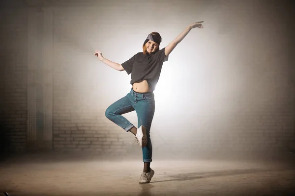 Молода вулична танцівниця виконує балет. виконання балетних рухів — стокове фото
