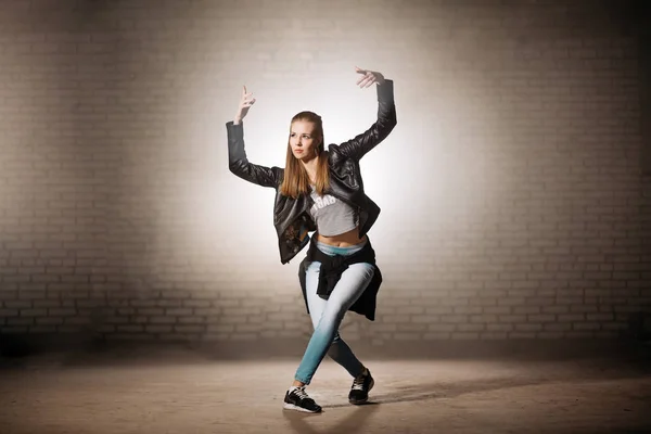 Blonďatá žena zvedla ruce a dělat základní kroky, které break dance — Stock fotografie