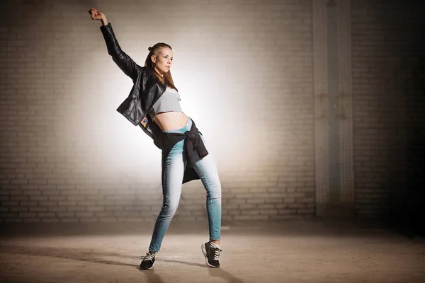 Young street woman doing movements with hips. hip action — Stock Photo, Image