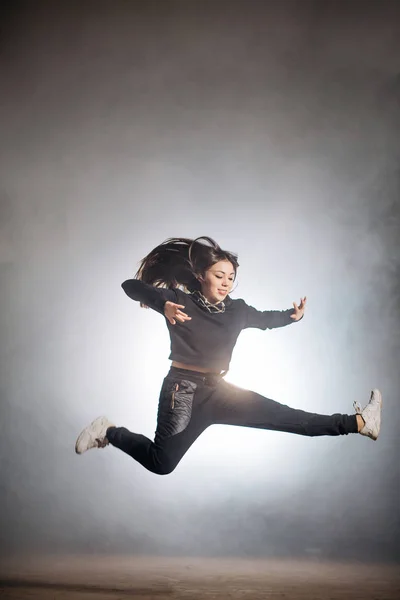 Jovem fêmea alta jumping.taking parte na competição de salto — Fotografia de Stock