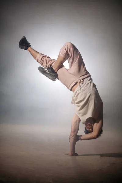 Tänzer zeigt riskanten Stunt ohne Schwierigkeiten — Stockfoto