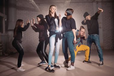 Genç dansçılar farklı hareketleri yapıyor. aktör becerileri