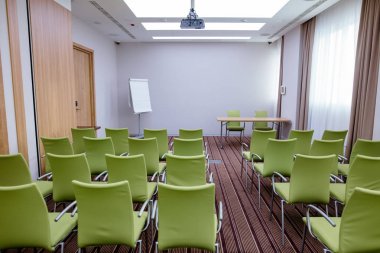 modern yeşil sandalye satırlarla büyük yeni toplantı salonu