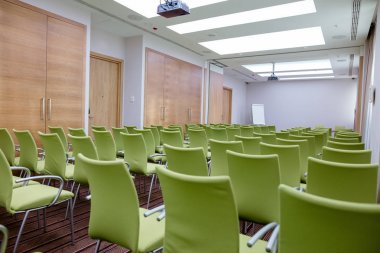 büyük konferans salonu çok yeşil rahat koltuk ile iç