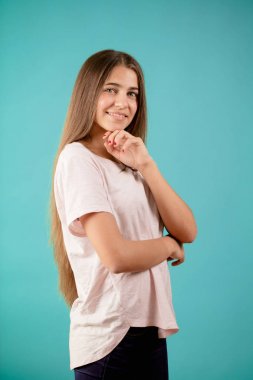 casual giyim kameraya poz içinde uzun kahverengi tavşan ile model