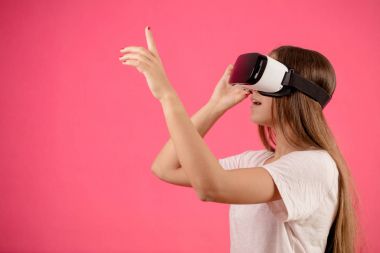 uzun saç ve vr gözlük kadın ile onun parmak bir karanlıkta kısa artıyor