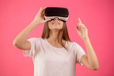 vr googles başını yüksek kadında.