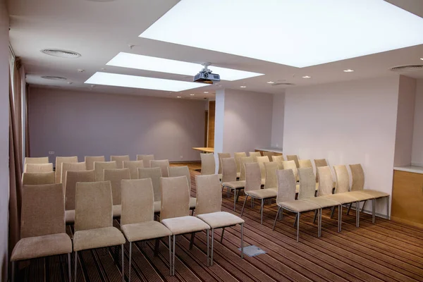 Mavi duvar ve Kiralık sandalyeler ışık konferans salonu — Stok fotoğraf