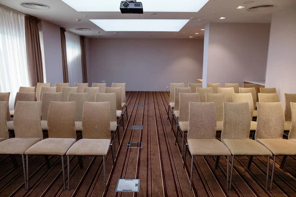 Acoustically satisfactory auditorium with rows of beige chairs — Stock Photo, Image