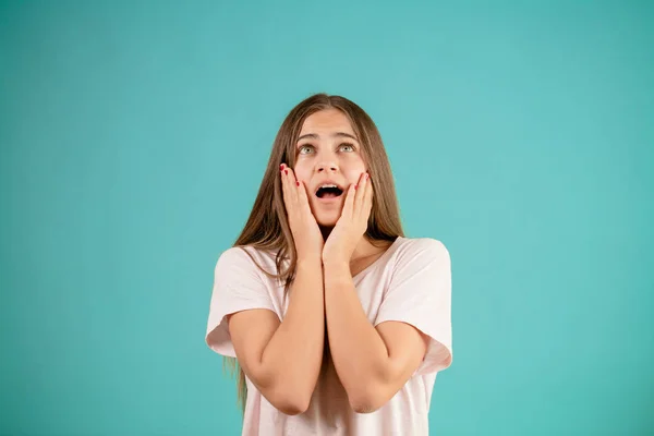 Gritando menina atraente com a boca aberta está olhando para cima — Fotografia de Stock