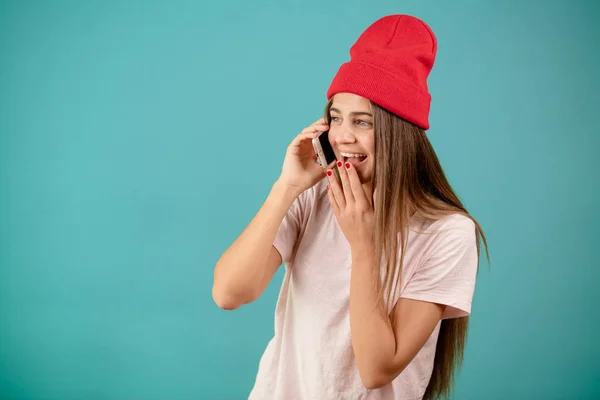 Lauging chica en blanco camiseta y gorra roja está hablando con su novio — Foto de Stock