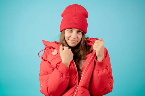 Fasionskonzept. Jacke zum Verkauf. stylische Frau in roter Sportjacke. — Stockfoto