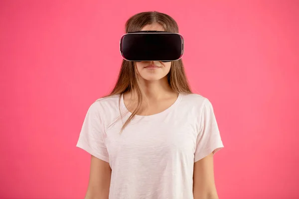 Hnědovlasá žena je poznávací vertial virtuální realita — Stock fotografie