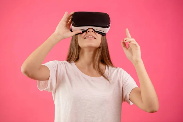 Mujer en vr googles con su cabeza alta . —  Fotos de Stock