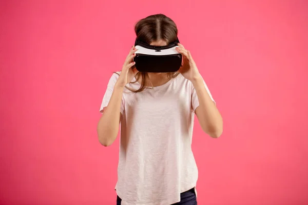 Dívka šla nad Ouřada v vertial virtuální realita brýle. dívat se dolů — Stock fotografie