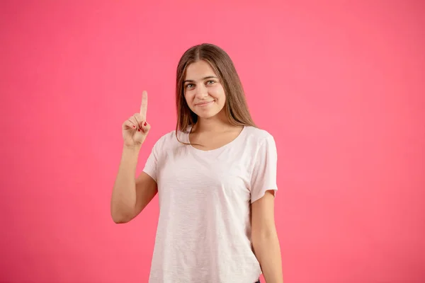 Joven bonita hembra levantando el dedo índice —  Fotos de Stock