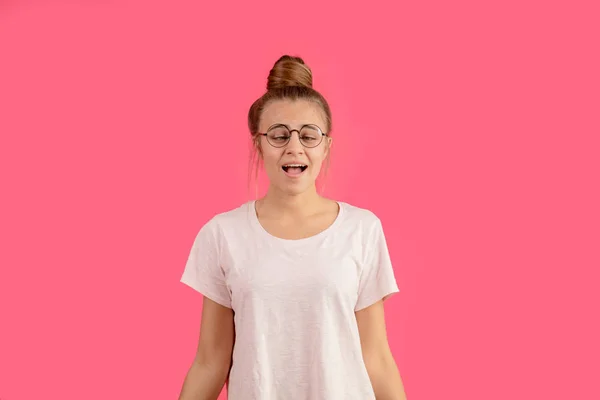 Női tinédzser haj összeszed megjelöl egy zsemle és kerek szemüveg — Stock Fotó