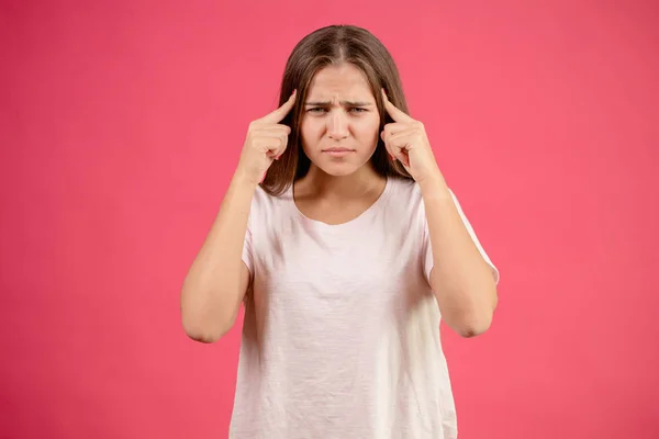 Mujer caucásica tiene dolor de cabeza estancamiento. dividir el dolor —  Fotos de Stock