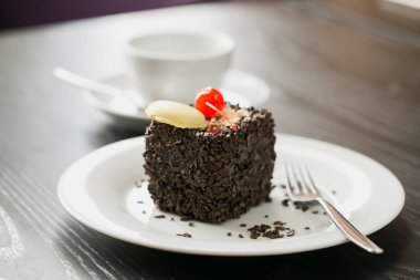 bir dilim pasta tabak çatal ile kek süslemeleri ile