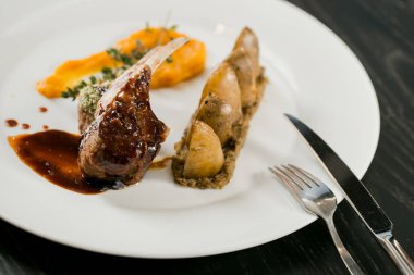 ızgara kuzu ile patates püresi