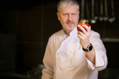 beyaz saç ve sakal kırmızı biber ile ayakta ile eski Şef.