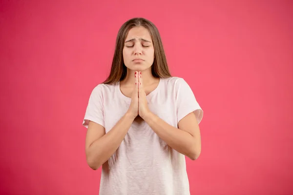 Νεαρή γυναίκα beliver προσεύχεται η γυναίκα God.religious. πιστή κορίτσι. — Φωτογραφία Αρχείου