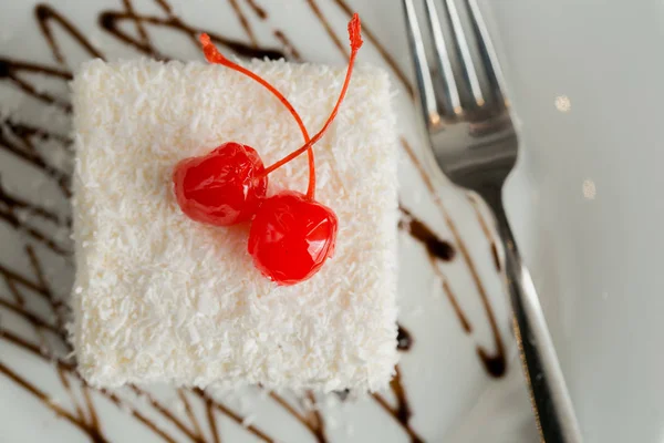 Изображение белого торта с двумя вишнями — стоковое фото
