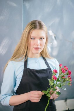 Kız çiçek tutan ve kamera kapalı arıyorsunuz