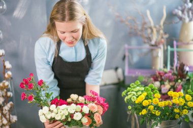 uzun asistanıyla. düz saç salonu müşteriler için en iyi buket gösterilen