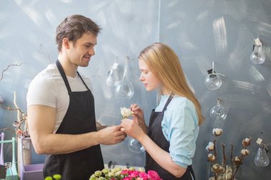 beyaz gül samimi duygularla gösterilen