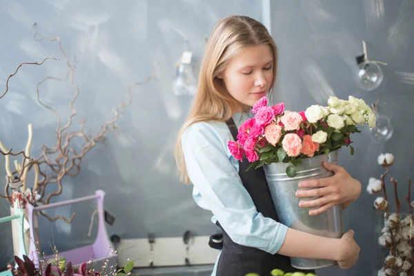 Corazón de florista joven. amante de la belleza — Foto de Stock