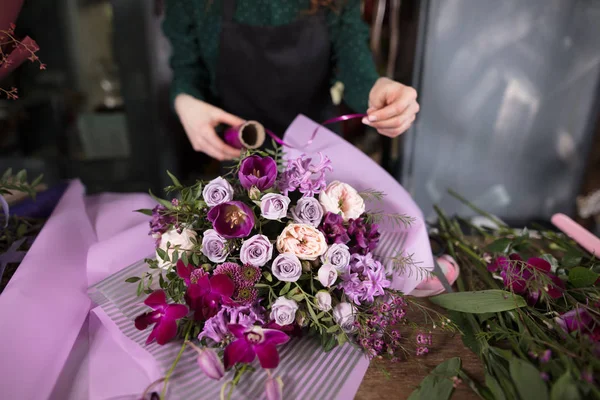 Imagem de perto de mãos que combinam a fita de flores — Fotografia de Stock